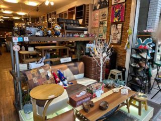 本日火曜日も営業!!
営業時間は10時から20時までです！
12月は無休で営業しております！

年内の最終入荷で在庫もたっぷり入荷してきておりますー
年末に大人気のテーブルに椅子にスリッパにマットなどの小物まで色々ありますのでぜひー武蔵小山へ!!どうぞ!!

#武蔵小山 #ソファ #クリスマス雑貨 #年末までに #パルム