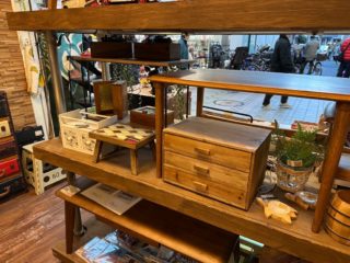 家具のウスイは31日まで休まず営業！
今週も新製品や再入荷製品多数入荷ー
年末限定特価品も多数ございますー
小引き出しやカバのスツール、ミニチェストやスリムワゴンなどー
ぜひ皆様ご来店くださいー

#年末セール #限定特価 #動物スツール #ミニチェスト #武蔵小山