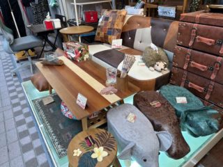 火曜日ですが、年末なので家具のウスイは今日も元気に営業中！
まだまだ年内の配送も出来る限りいたします！
持ち帰り可能なテーブルも多数ございます！
31日まで頑張りますのでみなさまぜひお気軽にご来店くださいー

#年末の大掃除 #年内配送 #武蔵小山 #テーブル #ちゃぶ台