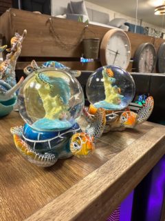 本日もたくさん新入荷！
ハワイアン雑貨ではホヌのスノードームやファブリックボックス、クッションまで様々入荷ー
その他にも大人気のティッシュケースも数量限定特価で入荷しましたー

ぜひぜひお早めに店頭でご覧ください！

#ハワイアン雑貨 #ティッシュケース #スノードーム #クッション #武蔵小山