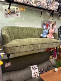 本日も沢山新商品が入荷してまいりました！
コンパクトサイズのこちらのソファはラメ入り生地が特徴！値段も39800円税込というおすすめプライス！
他にもクッションから小物雑貨まで沢山入荷してきておりますので是非、武蔵小山の家具のウスイへご来店くださいー

#武蔵小山 #ソファ #雑貨小物 #家具屋 #新作入荷