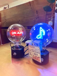 今週の新入荷製品と再入荷製品ー  のご紹介ー

人気すぎて欠品していた製品が再入荷しました!!
まずはハリネズミティッシュケース!! 
フワフワな手触りで、ソファやベッドに置くととっても癒されますー

LEDバルブライトも、オンエアーが人気すぎて在庫も展示も無かったですが再入荷しました！1430円税込！ 
ブルーの音符マークもあります！USB接続か単4電池か選べる電源供給で、店長おすすめの大人気製品です!!

そしてギアクロックも再入荷!! 
じっくりと動く不思議なギアに癒やされるアンティークスタイルで、重厚感のあるガラス素材です！お値段は4980円税込！

ぜひ皆様店頭でじっくりご覧くださいー
#家具のウスイ #武蔵小山 #パルム #武蔵小山商店街 #再入荷