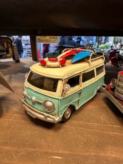 今週の新入荷製品ー

車好き・アメリカン雑貨好き必見です。

お部屋やガレージのインテリアとして大人気の、レトロなブリキオブジェが大量入荷しましたー

サーフボードを積んだワーゲンバスやジープ、可愛いスクーター。

さらにアメリカンなパトカーや消防車、クラシックなスクールバスまで種類豊富に揃ってます。

どれも使い込まれたヴィンテージ風の加工がされていて、ずらっと並べるだけで一気に男前インテリアが完成しますー

細部までこだわった作りなので、車好きや雑貨好きの方へのプレゼントやギフトにもオススメです。

毎回すぐに売れてしまうシリーズなので、お気に入りの車を見つけたらぜひお早めに！
皆さんはどの形が一番好きですか？🚗

よかったらコメントで教えてくださいー

それぞれ風合いも違うので、ぜひ皆様店頭でじっくりご覧くださいー

#家具のウスイ #武蔵小山 #ブリキのおもちゃ #インテリア雑貨 #アメリカン雑貨