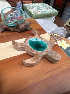 三連休も元気に営業中です🌺
南国テイストのナチュラル雑貨が新入荷しました🌿
ヤシの実をそのまま使ったカメのオブジェや、プルメリアを飾ったヤシの実ボウルなど、リゾート気分たっぷりのアイテムが勢ぞろい🐢
木とターコイズブルーのエナメル塗装を組み合わせたトレイは、ウミガメ形や葉っぱ形など形もさまざま。小物やアクセサリーをちょこんと置くだけで、お部屋の雰囲気がぐっと変わりますよ✨
手彫りのフクロウや流木を使ったオブジェは、ひとつひとつ表情が違う一点もの。自然素材ならではのぬくもり、ぜひ店頭で手に取ってみてください🦉
ご来店お待ちしています！
#家具のウスイ #武蔵小山 #武蔵小山パルム #パルム商店街 #家具屋