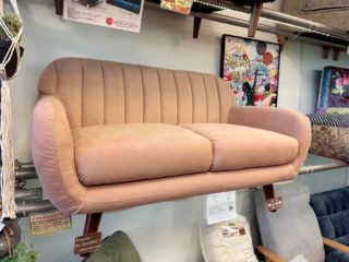 丸くて、やわらかくて、かわいい🛋️✨
・・・・・・・・・・・・・・・
新しいソファが展示に仲間入りしました！
縦ラインのチャネルステッチが
スタイリッシュな印象の背もたれ。
そして体をぐるっと包み込むような
丸みのあるアームが最大の特徴です🧡
テラコッタオレンジのカラーが
お部屋に温かみとこなれ感をプラスしてくれますよ。
¥34,800（税込）でこのクオリティ！
ぜひ実物の座り心地を体感しに来てください😊
・・・・・・・・・・・・・・・
📍武蔵小山パルム　家具のウスイ
ご来店お待ちしています✨
・・・・・・・・・・・・・・・
#家具のウスイ #武蔵小山 #新展示 #ソファ #インテリア