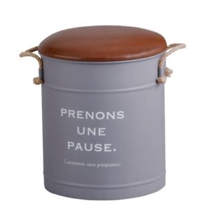 座れる。しまえる。おしゃれに飾れる。🗑️✨

・・・・・・・・・・・・・・・

ドラム缶風デザインがかわいい
ストレージスツール、残り1台となりました！

マットなグレーのボディに
白の英字ロゴがフレンチカジュアルな雰囲気🇫🇷
ロープの持ち手が良いアクセントになっています。

座面はレザータッチのクッションになっていて、
ちょっと腰掛けるのにぴったり。

フタを開ければ、中はたっぷり収納スペースに！
ブランケットや雑誌、小物類を
すっきり隠して収納できちゃいます🤫

特価 ¥5,980（税込）
早い者勝ちですよー！🏃‍♂️💨

・・・・・・・・・・・・・・・

📍武蔵小山パルム　家具のウスイ
ご来店お待ちしています！

・・・・・・・・・・・・・・・

#家具のウスイ #武蔵小山 #スツール #収納ボックス #収納スツール