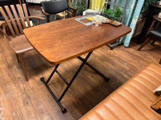 これ1台で、くつろぎも食事も。🪵

・・・・・・・・・・・・・・・

高さを自由に変えられる
リフトテーブルが今大人気！

天板横のレバーを引くだけで
ローテーブルからダイニングテーブルまで
無段階に高さを調整できます✨

ウォールナット突板の
なめらかで美しい木目も魅力のひとつ。

キャスター付きで移動もスムーズ。
使わないときは折りたたんで
スッキリ収納できますよ😊

¥19,800（税込）

ぜひ店頭で高さ調整を体験してみてください！

・・・・・・・・・・・・・・・

📍武蔵小山パルム　家具のウスイ
ご来店お待ちしています✨

・・・・・・・・・・・・・・・

#家具のウスイ #武蔵小山 #新展示 #リフトテーブル #昇降テーブル