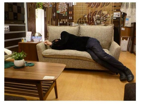 寝転がれるゆったり ソファ カバーリングで座り心地の良い布張りのソファ