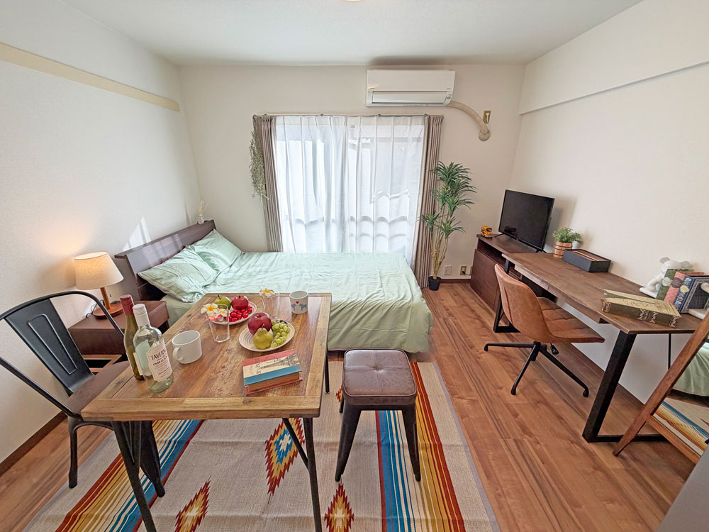 武蔵小山の家具のウスイ：グリーンが映えるベッドとヴィンテージ風デスク・ダイニングの納品事例