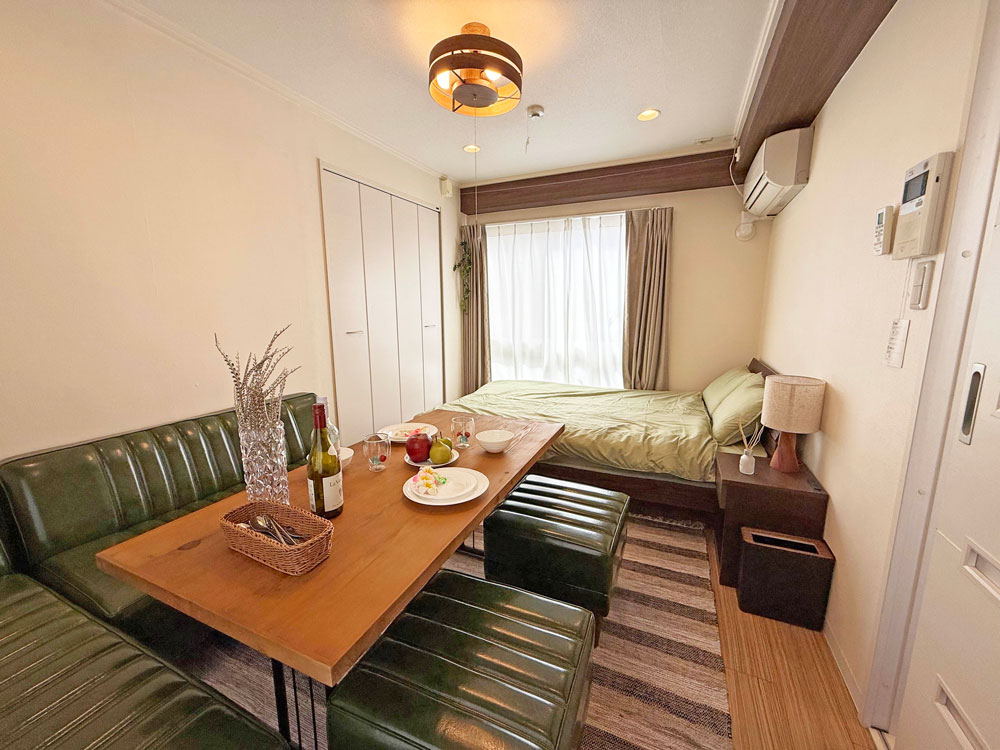 武蔵小山の家具のウスイ：深みのあるグリーンのベンチソファとダイニングテーブルの設置事例