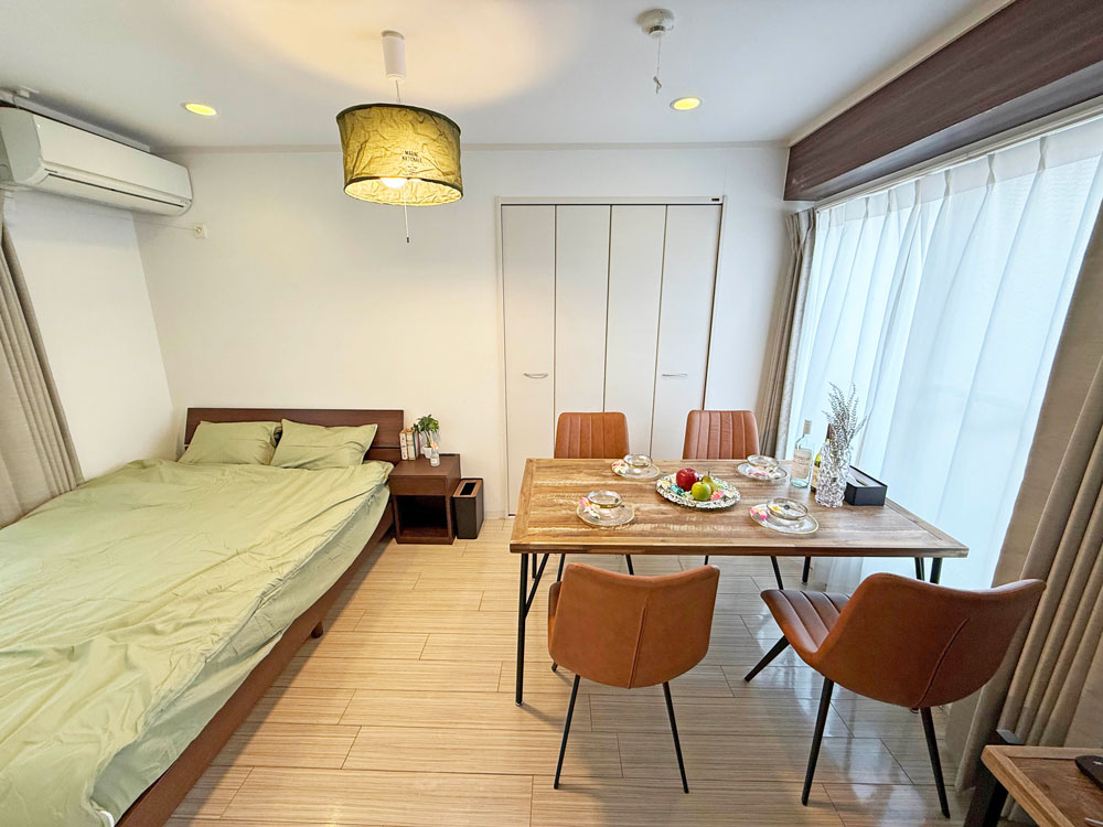 武蔵小山の家具のウスイ：明るい木目のダイニングテーブルとベッドのレイアウト事例